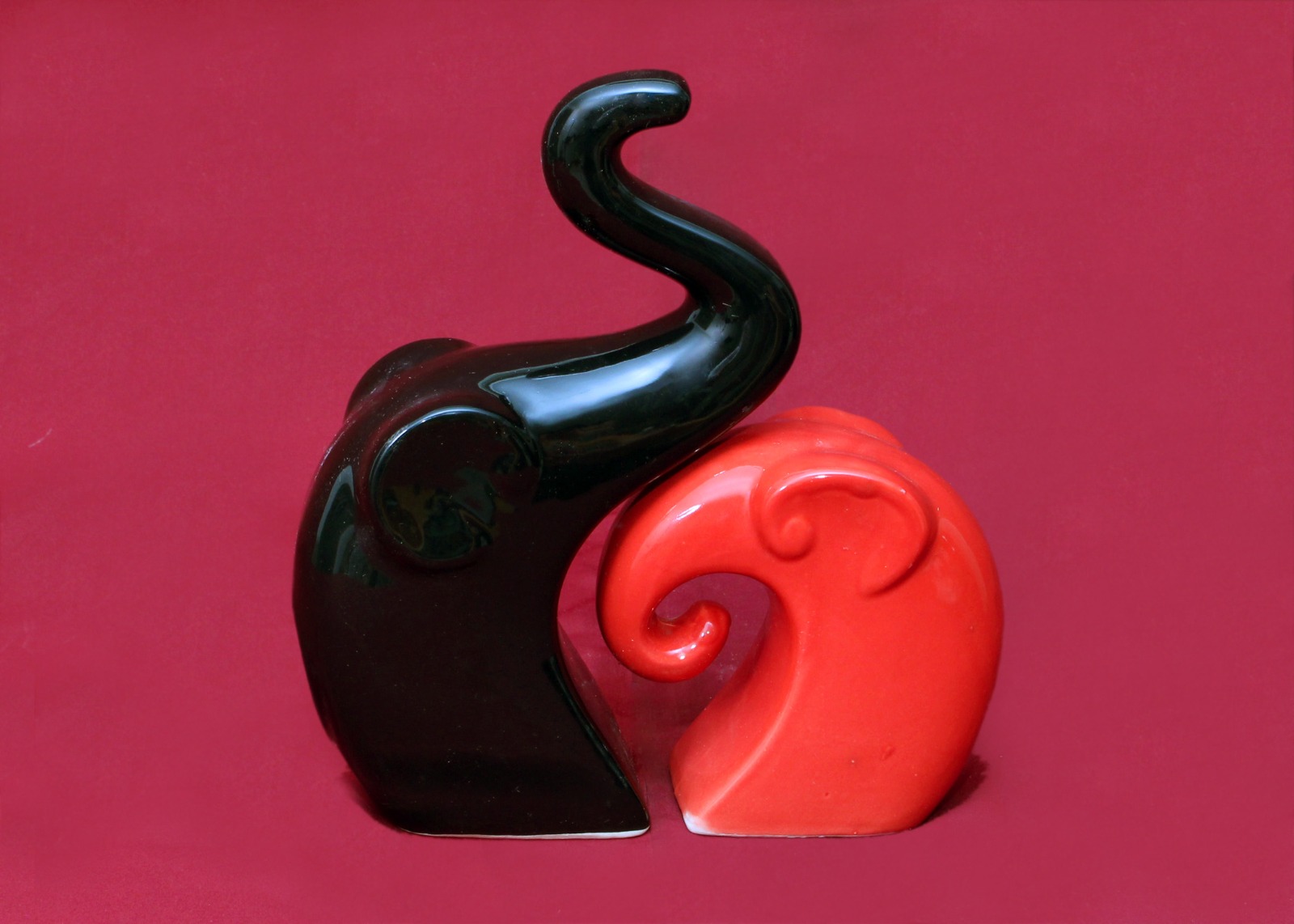 Elegant Elephant Couple Love Figurines – Black & Red Ceramic Showpiece Set
