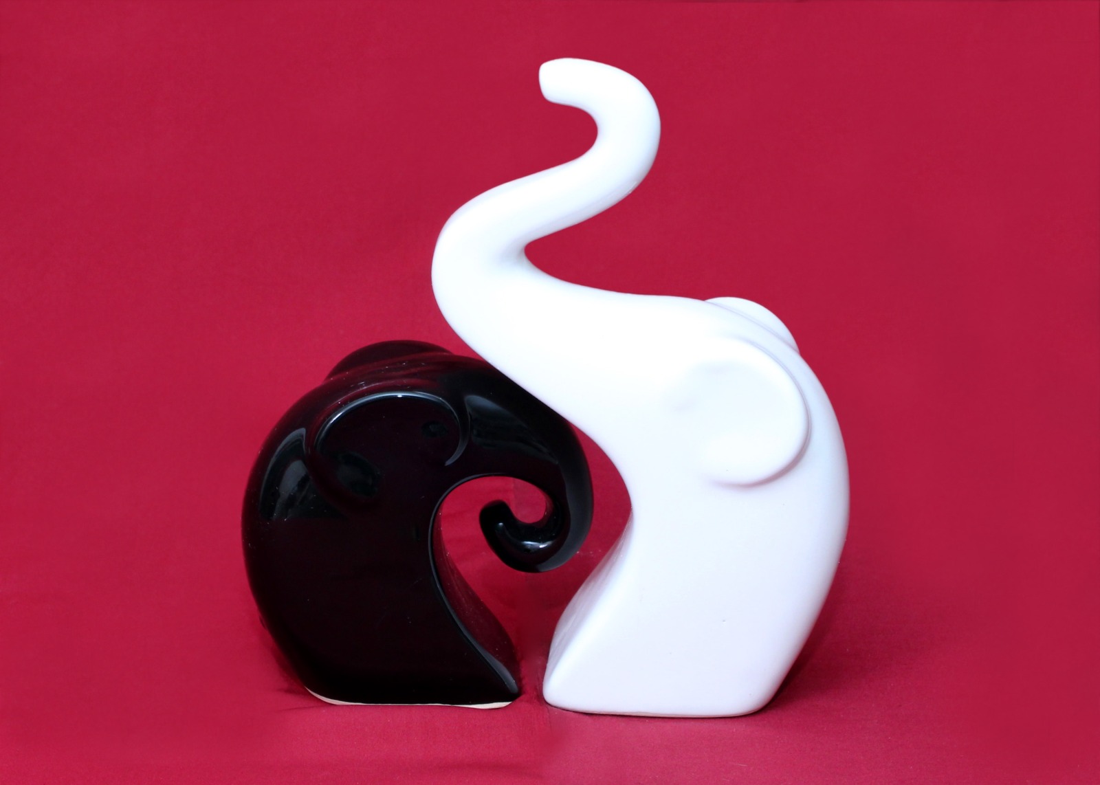 Elegant Elephant Couple Figurines – Black & White Ceramic Decorative Showpiece Set